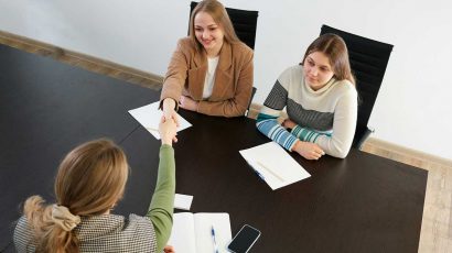 Dos personas realizando una entrevista de trabajo.