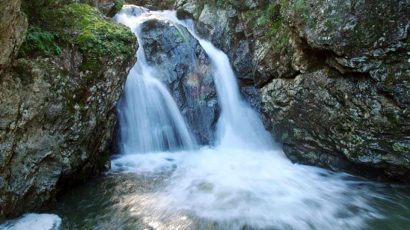 Zona de baño con cascada