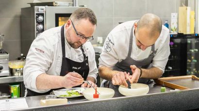 Dos chefs con una Estrella Michelín cocinando unos platos.