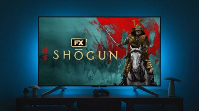 Un televisor con la portada de la serie de Disney+ Shogun.