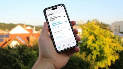 Una persona con un móvil y la app Traducir de iPhone.