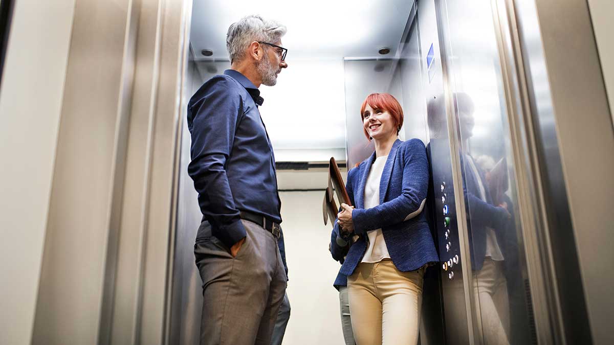 Gente en un ascensor