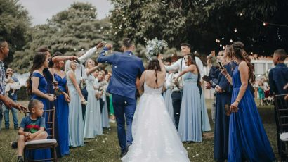 Unos novios celebrando su boda.