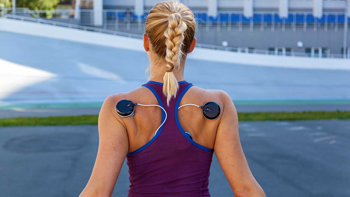 Uso de electroestimuladores musculares en los hombros para reducir contracturas.