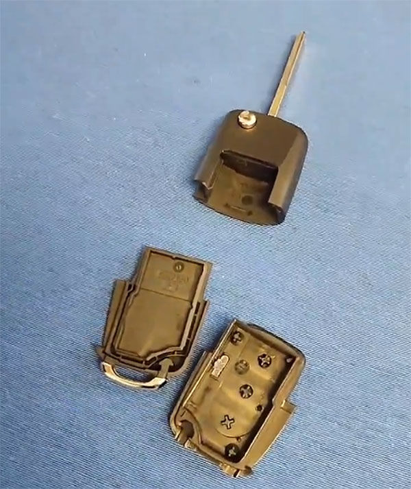 Llave de coche desmontada.