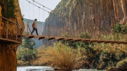 La ruta de los Puentes Colgantes de Chulilla cruza el Cañón del río Turia por pasarelas a 15 metros de altura