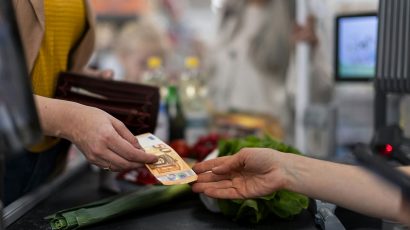 Una mujer pagando en un supermercado