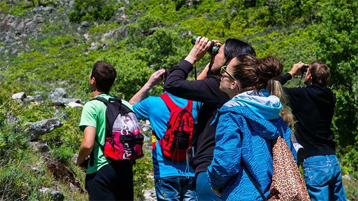 Unas personas observando aves con prismáticos en el Valle del Jerte.