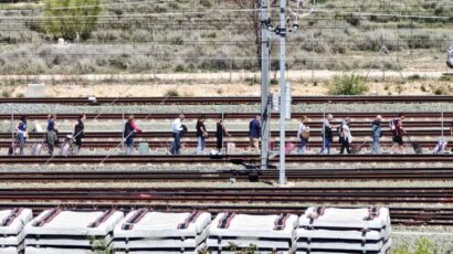 Andando por las vías del tren al producirse el apagón del 29 de abril de 2025.