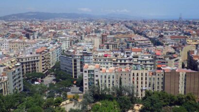 Vista de edificios de viviendas en Barcelona, desde la Sagrada Familia.