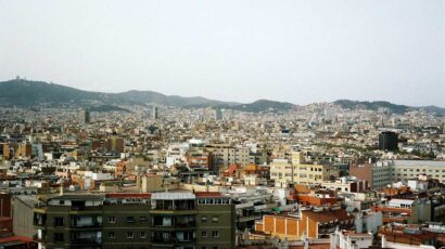 Vista panorámica de Barcelona, con viviendas en primer plano.