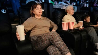 Mayores en viendo una película gracias al programa Cine Sénior.