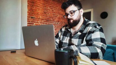 Un teletrabajador durante su jornada híbrida trabajando desde su casa.