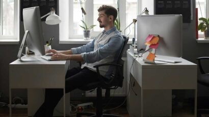 Un empleado en su puesto de empleo trabajando.