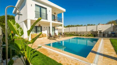Una vivienda de lujo tipo, con su piscina y zona privada de seguridad.