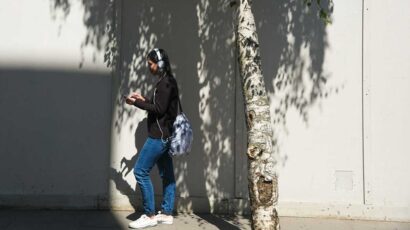 Una joven en busca de vivienda por Barcelona.