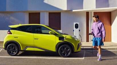 El eléctrico BYD Dolphin Surf cargándose.
