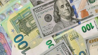 Billetes de euro y de dólar.