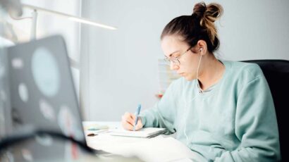 Una joven estudiando.