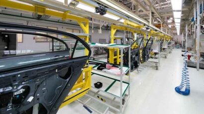 Fábrica de coches donde se ensamblan las puertas.