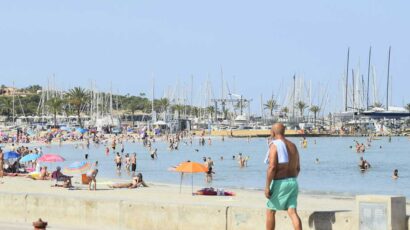 Un hombre pasea junto a la playa de Cádiz.