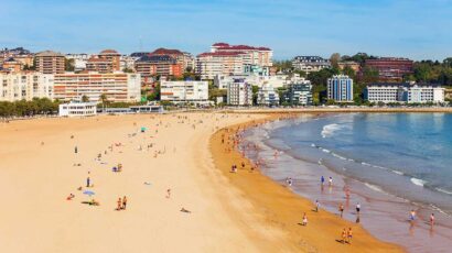 Playa del Sardinero, en Santander, con edificios de viviendas al fondo.
