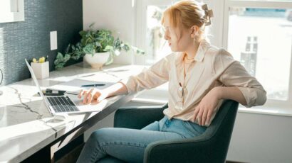 Una freelance trabaja ayudada por la IA.