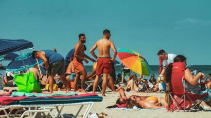 Unos jóvenes de vacaciones en la playa.