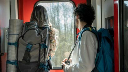Unos jóvenes viajan en tren de mochileros.