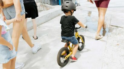 Un niño aprendiendo a montar en bicicleta.
