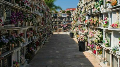 Nichos y columbarios en un cementerio.