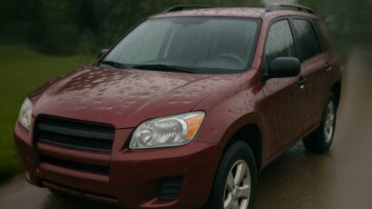 Un coche lleno de abolladuras por granizo.