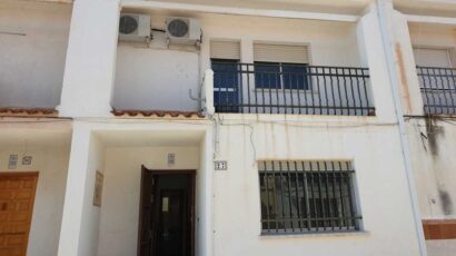 Fachada principal de entrada al chalet adosadoque pone en venta Solvia.