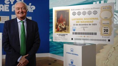 Jesús Hueta, de Loterías, presentando el décimo de Lotería de Navidad 2025.
