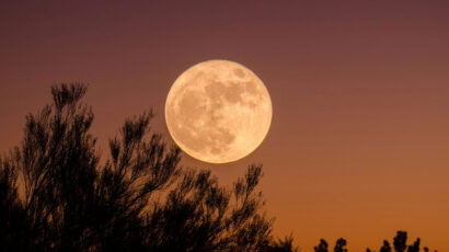 Esta noche se puede ver la luna llena de julio en su máximo esplendor.