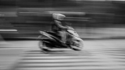 Una moto circulando.