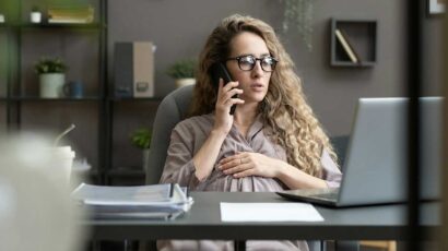 Una trabajadora embarazada en su puesto de empleo.