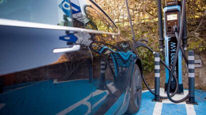 Un coche eléctrico recargándose.