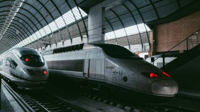 Un tren AVE estacionado.
