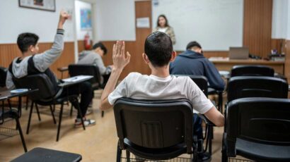 Los gastos asociados de la vuelta al cole más importantes son libros, material escolar y ropa o uniforme escolar.