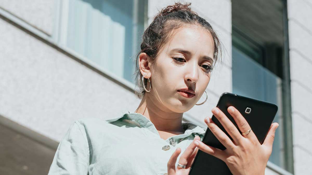 Una joven consulta información sobre becas en Mi Carpeta Ciudadana.