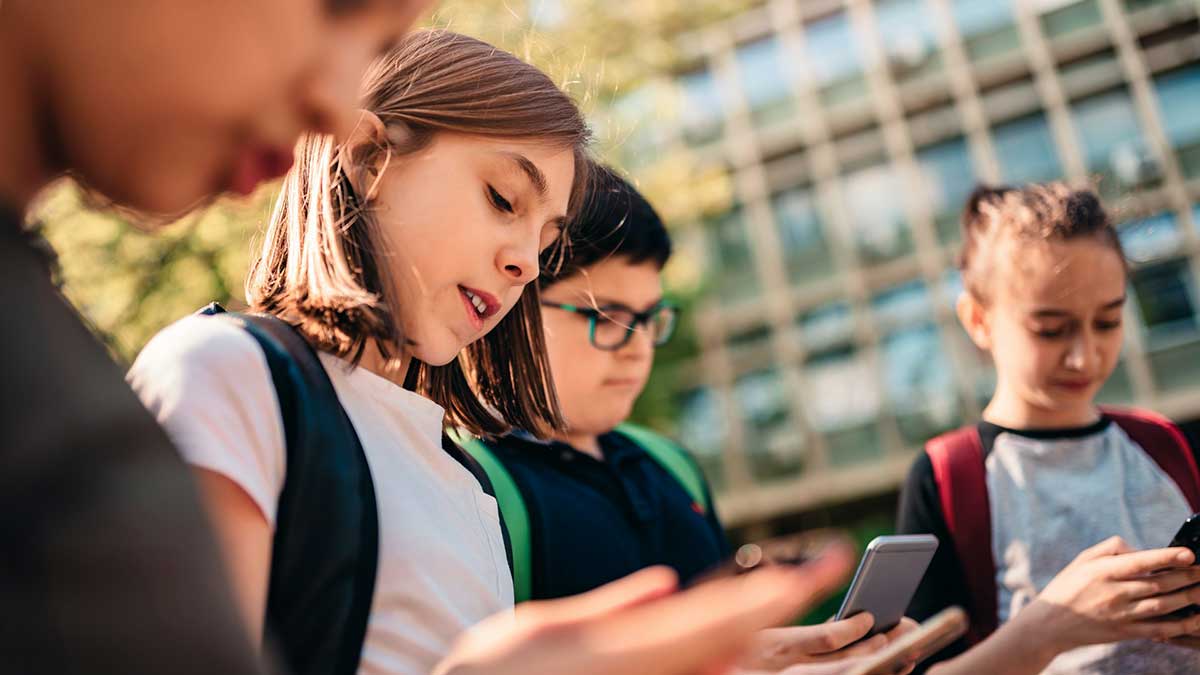 El debate sobre si los móviles y las pantallas en las aulas son buenos está abierto.