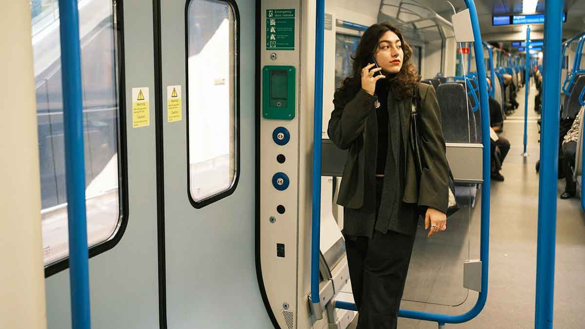 Una mujer hablando por teléfono.