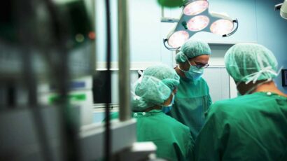 Médicos realizan una intervención en quirófano.