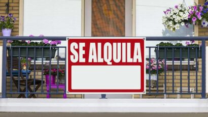 Terraza de vivienda con cartel de 'Se alquila'.