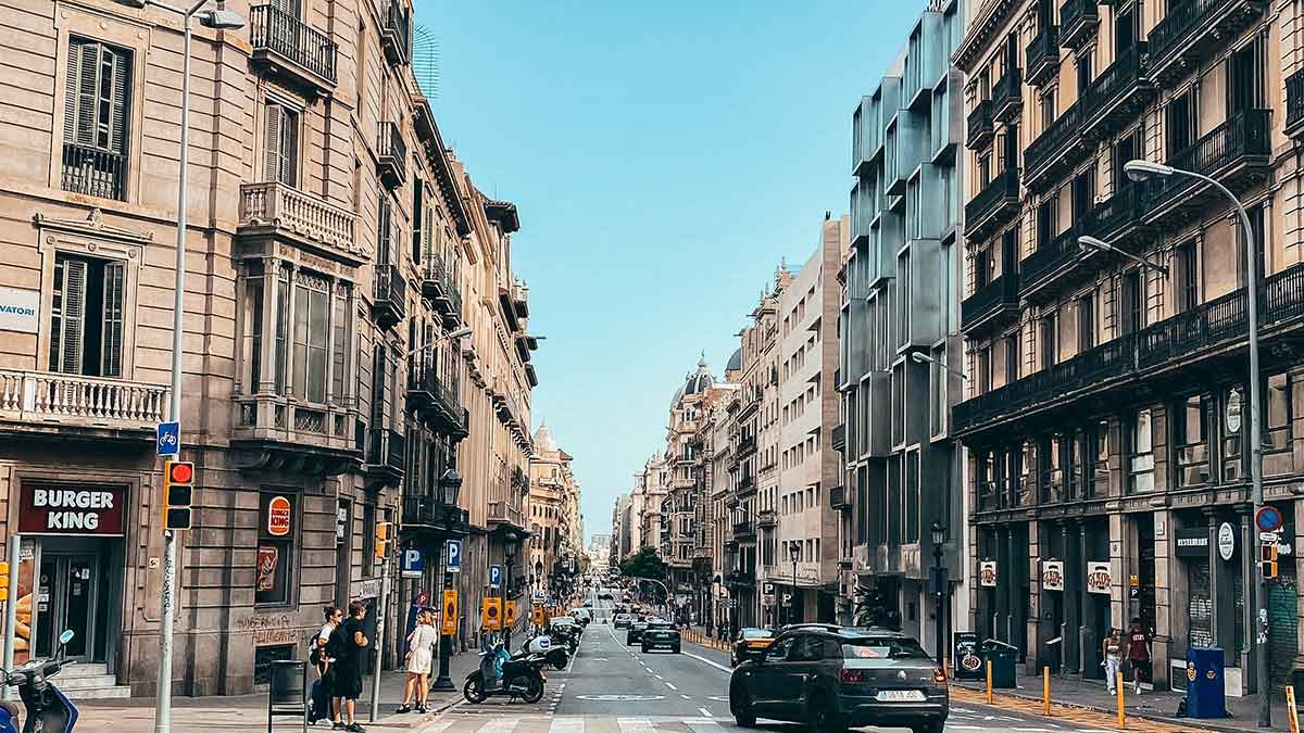 Barcelona, vista de una vía donde hay viviendas.