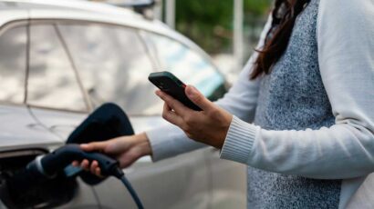 Una falsa pegatina con un código QR en una estación de carga puede ser el inicio de una ciberestafa.