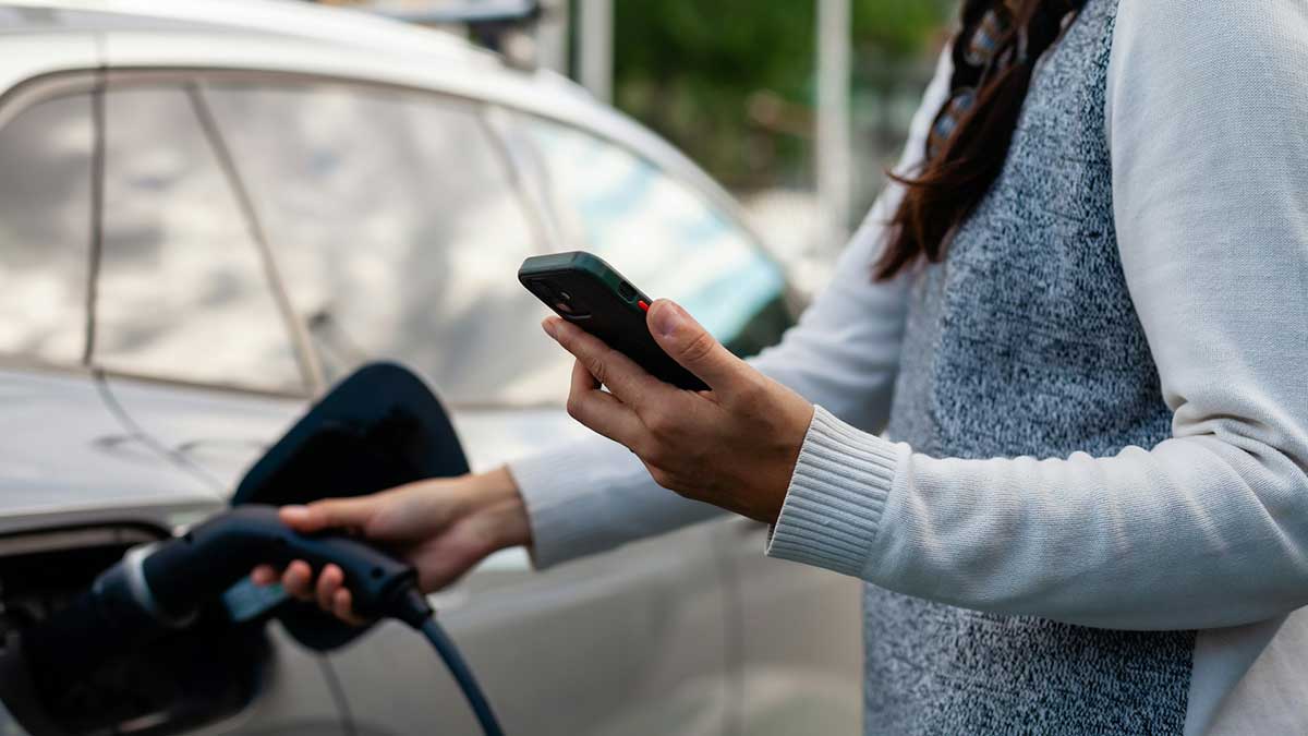 Una falsa pegatina con un código QR en una estación de carga puede ser el inicio de una ciberestafa.