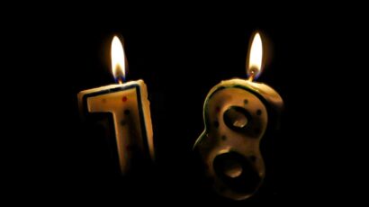 Velas con el número 18 de cumpleaños.