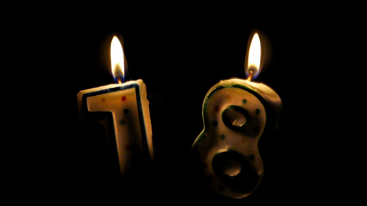Velas con el número 18 de cumpleaños.